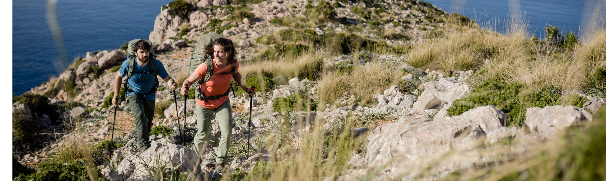 VAUDE Fabrikverkauf Obereisenbach Eine Frau und ein Mann beim wandern in den Bergen