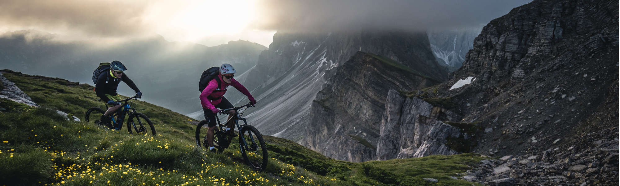 VAUDE Fabrikverkauf Obereisenbach Zwei Personen beim radfahren in den Bergen