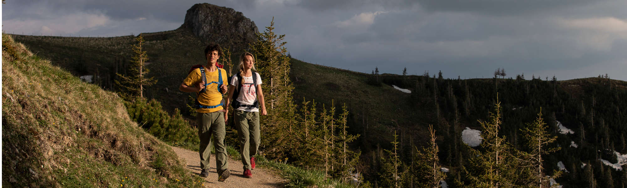 VAUDE Fabrikverkauf Obereisenbach Eine Frau und ein Mann beim wandern