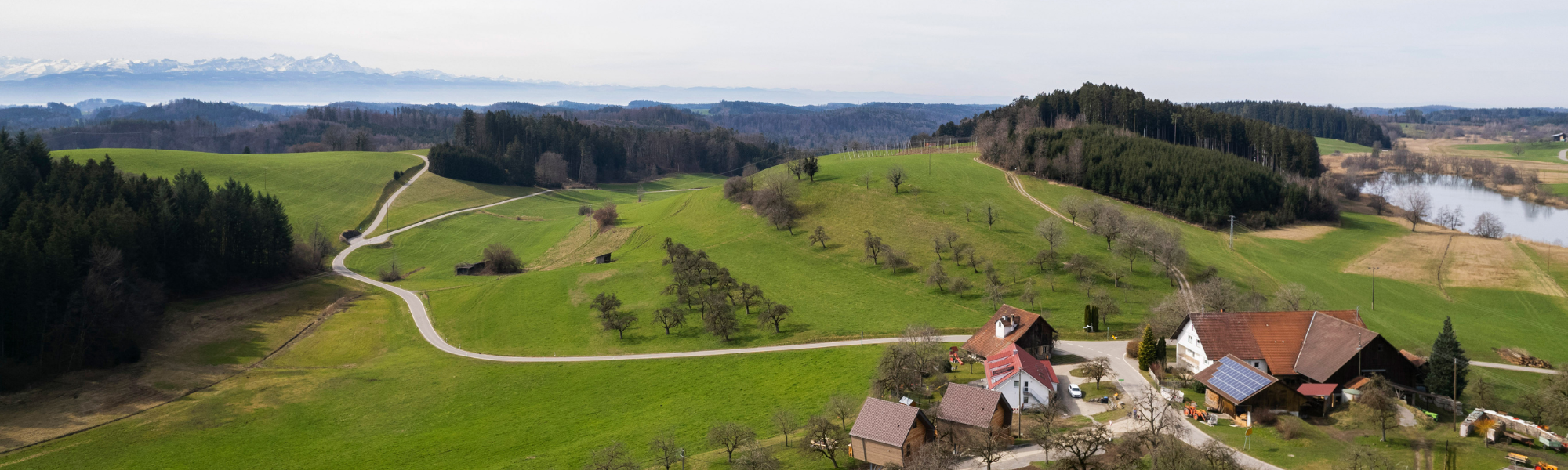 VAUDE Fabrikverkauf Obereisenbach eine Frau und ein Mann stehen in den Bergen