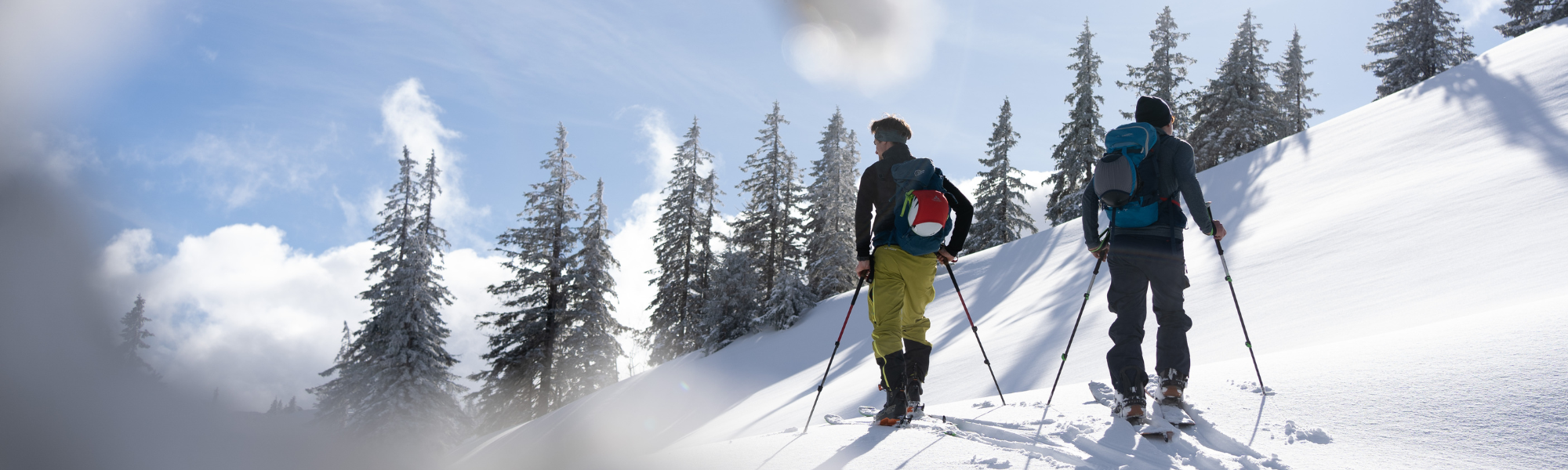 VAUDE Fabrikverkauf Obereisenbach eine Frau und ein Mann stehen in den Bergen