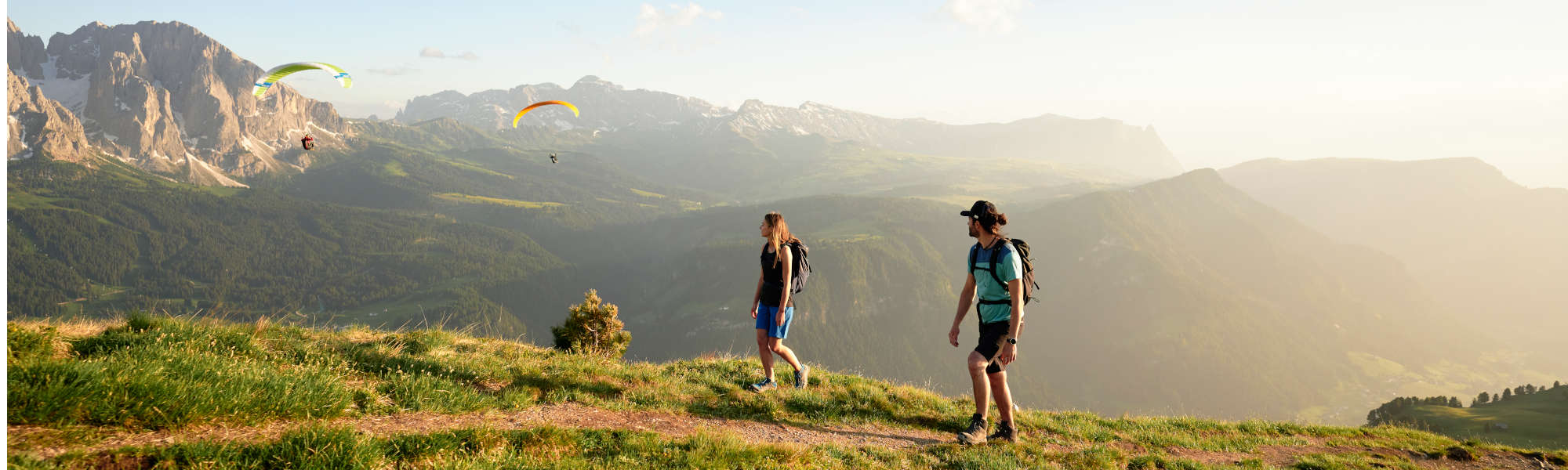 Monatsangeote Mai Eine Frau und ein Mann wandern in den Bergen.