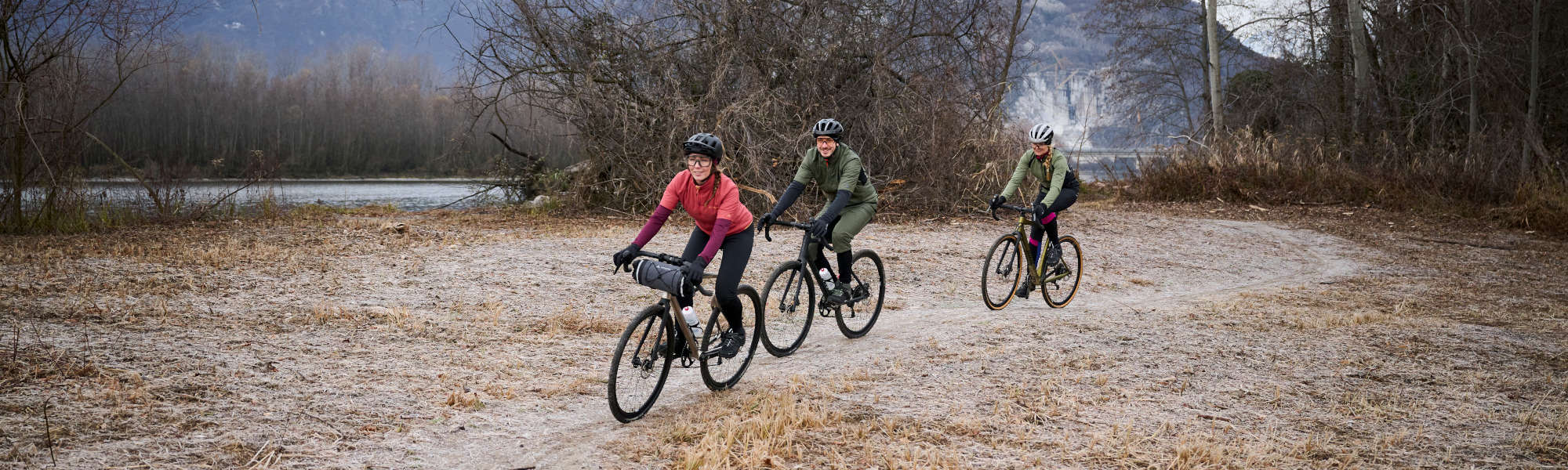 Monatsangeote Mai Drei Leute fahren mit dem Rad einen Trail entlang