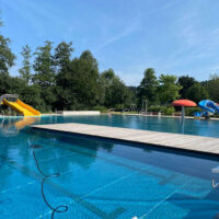 Schwimmbecken mit einem Holzsteg