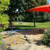Ein Sandelplatz mit Spielzeug.