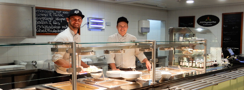 VAUDE Kantine - Küchenchef hinter Tresen