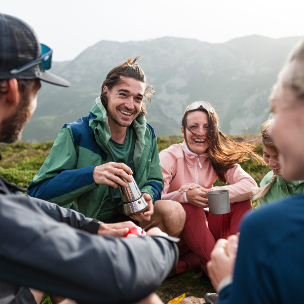 Pärchen beim Campen vor dem Zelt