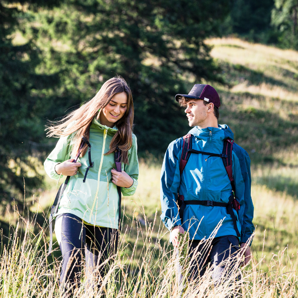 Zwei Wandernde in einer Wiese