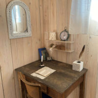 Ein kleiner Holztisch in einem kleinen Besucherzimmer