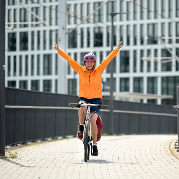 Frau jubelt auf dem Fahrrad