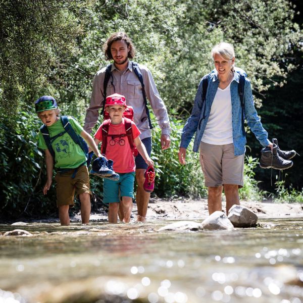 Familie wandert im Fluss