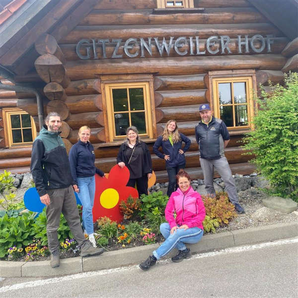 vier Mitarbeiter vom Gitz und zwei Mitarbeiter von VAUDE stehen am Eingang vom Gitz