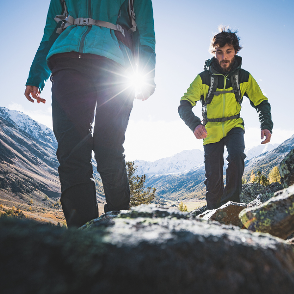 Bergsportler läuft in der Herbstsonne