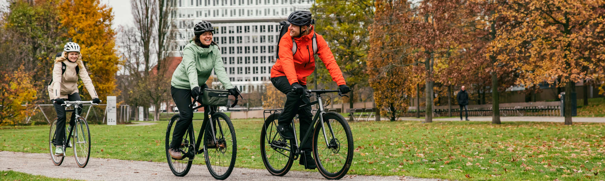 Drei Personen beim radfahren in der Stadt