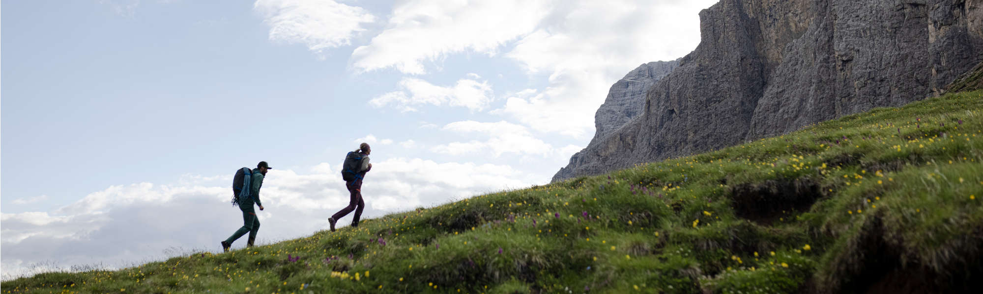 Eine Gruppe junger Leute wandert über einen Felsen in den Bergen