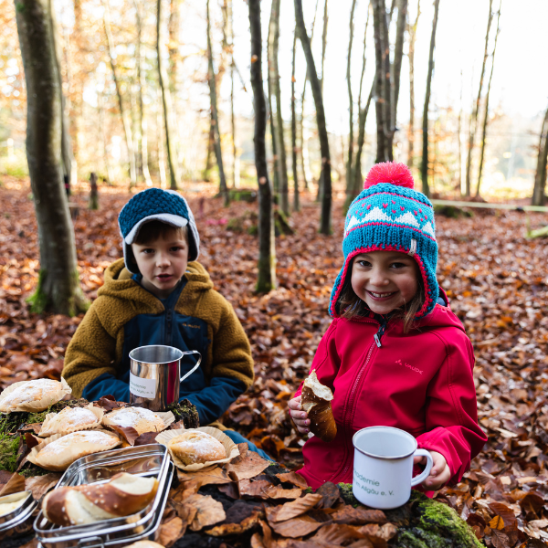 2 Kinder beim Picknick im Herbstwald