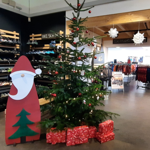 Weihnachtsbaum im VAUDE Fabrikverkauf
