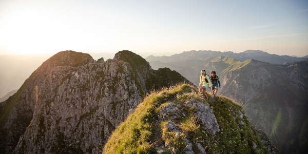 Ein Mann und eine Frau wandern auf einen Berg