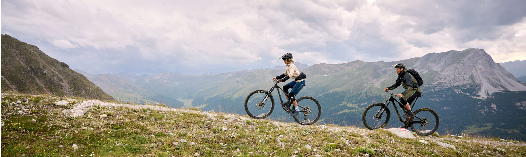 Zwei Radfahrer fahren mit ihren Moutainbikes auf dem Berg
