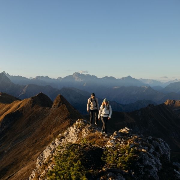 Pärchen am Berg unterwegs